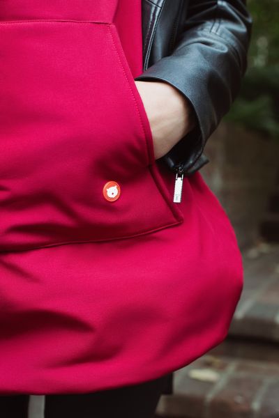imagen de detalle del bolsillo del cobertor de porteo ergonomico
